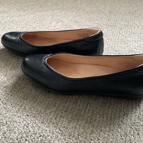 Size 8 Naturalizer black flats - Picture 2 of 4